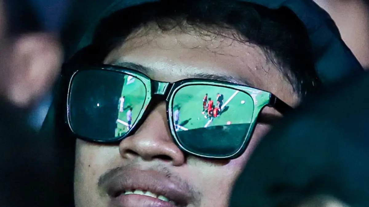 Ribuan warga mengikuti nonton bareng (nobar) final Piala Dunia 2026 di Gedung Negara Grahadi, Surabaya, Jawa Timur, Senin, (20/7/2026). (Riana Setiawan/ Jawa Pos)