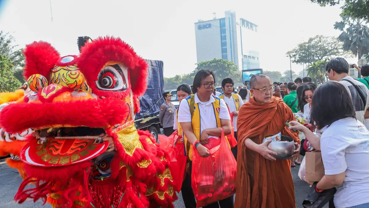 Rombongan Bhikkhu disambut umat Buddha di sepanjang Jalan Mayjen Jonosewojo, Surabaya, Minggu (19/7). (Riana Setiawan/ Jawa Pos)