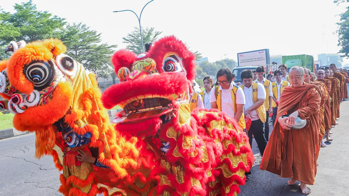 Rombongan Bhikkhu disambut umat Buddha di sepanjang Jalan Mayjen Jonosewojo, Surabaya, Minggu (19/7). (Riana Setiawan/ Jawa Pos)