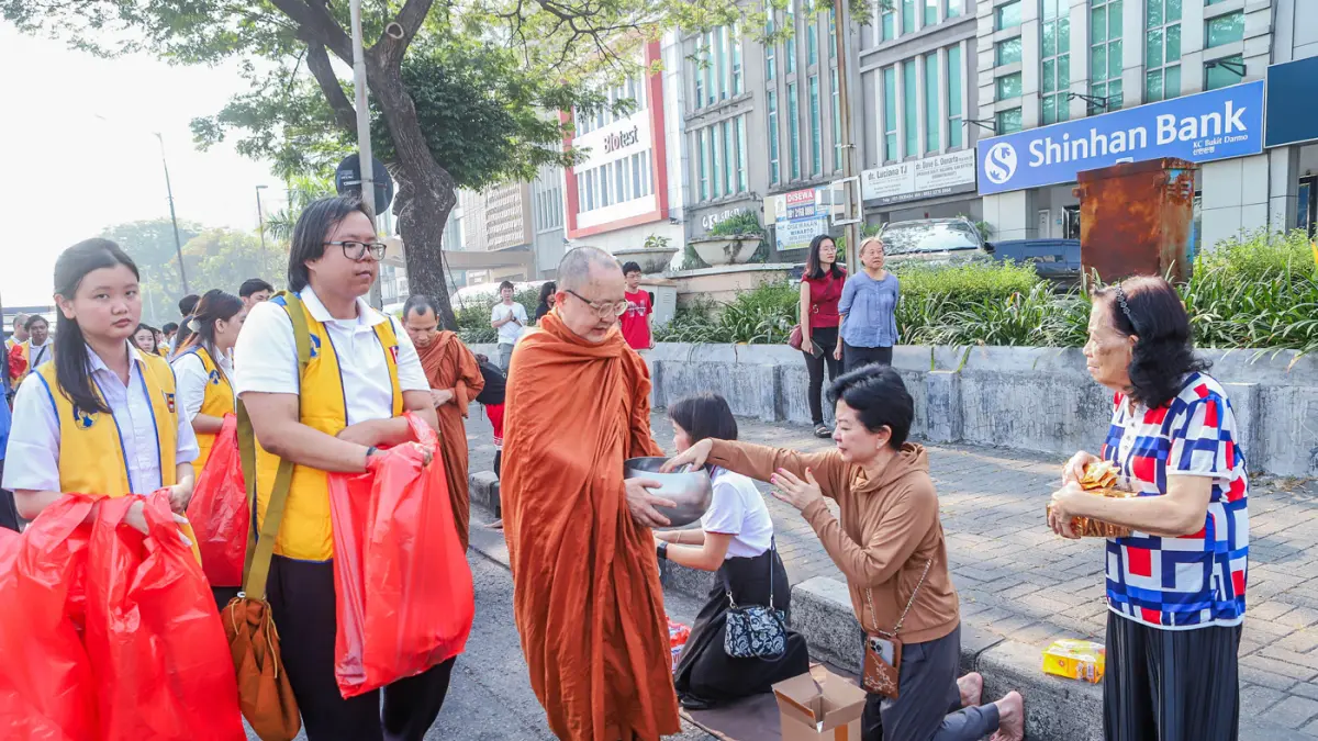 Ratusan Umat Buddha Mengikuti Tradisi Pindapata Massal - Image