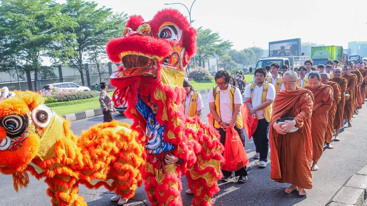 Rombongan Bhikkhu disambut umat Buddha di sepanjang Jalan Mayjen Jonosewojo, Surabaya, Minggu (19/7). (Riana Setiawan/ Jawa Pos)