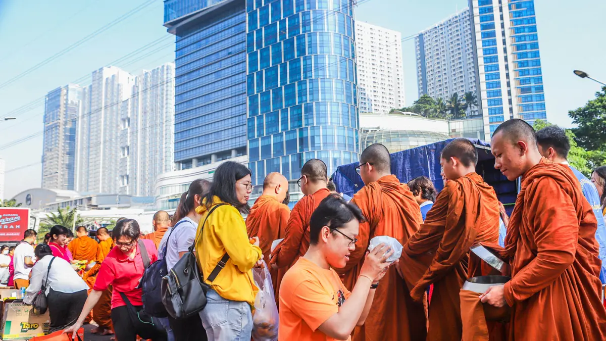 Rombongan Bhikkhu disambut umat Buddha di sepanjang Jalan Mayjen Jonosewojo, Surabaya, Minggu (19/7). (Riana Setiawan/ Jawa Pos)