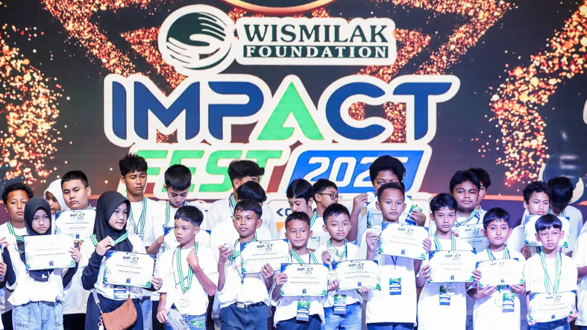 Sejumlah pelajar Surabaya peraih juara inovasi yang tergabung dalam beberapa tim pada Wismilak Foundation Impact Fest 2026 di Ciputra World Surabaya, kemarin (18/7). (Riana Setiawan/ Jawa Pos)