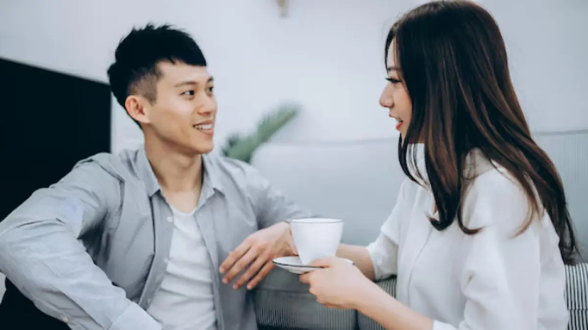 seseorang yang mendengarkan pasangannya./Magnific/myasiavision - Image