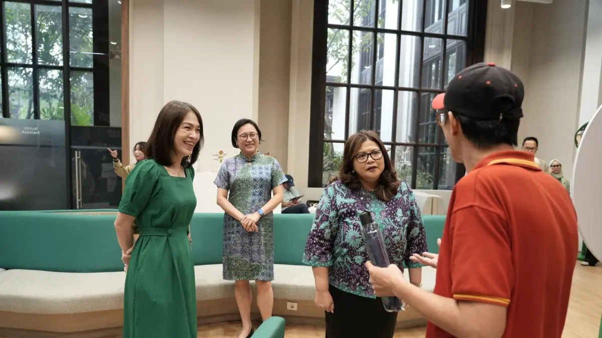 Shierly Ge, Chief Marketing Officer Manulife Indonesia (kiri), Caroline Utomo, Chief Operating Officer Manulife Indonesia (Tengah), dan Novita Rumngangun, Wakil Presiden Direktur & Deputy CEO Manulife Indonesia (kanan) hadir lebih dekat dengan nasabah