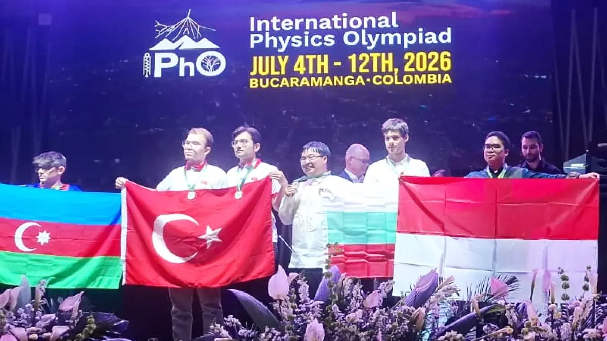 Siswa SMA Wardaya, Jakarta, naik panggung saat meraih medali perak di International Physics Olympiad (IPhO) 2026 di Bucaramanga, Kolombia, belum lama ini. (Istimewa) - Image