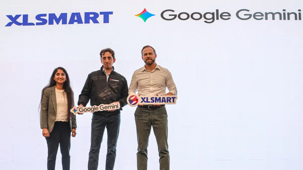 Dari kiri Gemini lead APAC Charu Joshi ,Chief Marketing Officer XLSMART Alfons Bosch Sansa bersama dengan Director Gemini Strategy, David Rokeach dalam acara press conference kolaborasi antara XLSMART dengan Google di Jakarta, Selasa (21/07/2026). Melalui