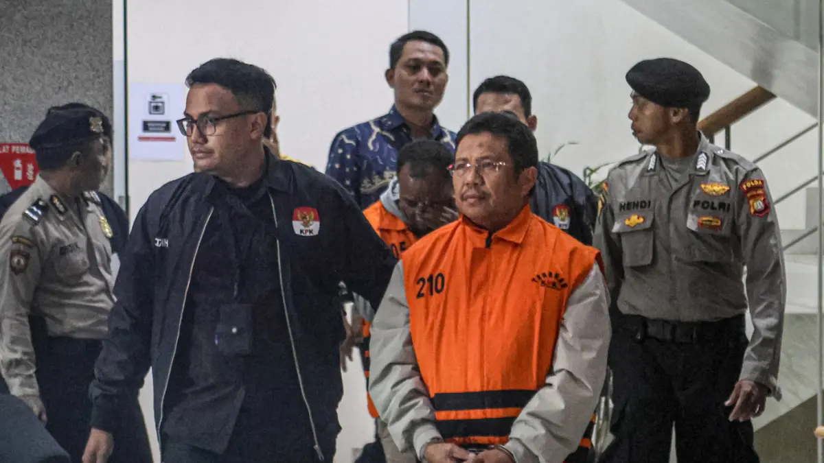 Bupati Lombok Barat Lalu Ahmad Zaini (depan) memakai rompi orange berjalan keluar dari Gedung KPK, Jakarta, Selasa (21/07/2026). (Hanung Hambara/ Jawa Pos)