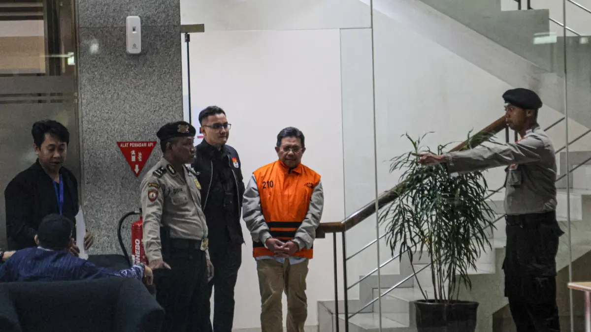 Bupati Lombok Barat Lalu Ahmad Zaini (depan) memakai rompi orange berjalan keluar dari Gedung KPK, Jakarta, Selasa (21/07/2026). (Hanung Hambara/ Jawa Pos)