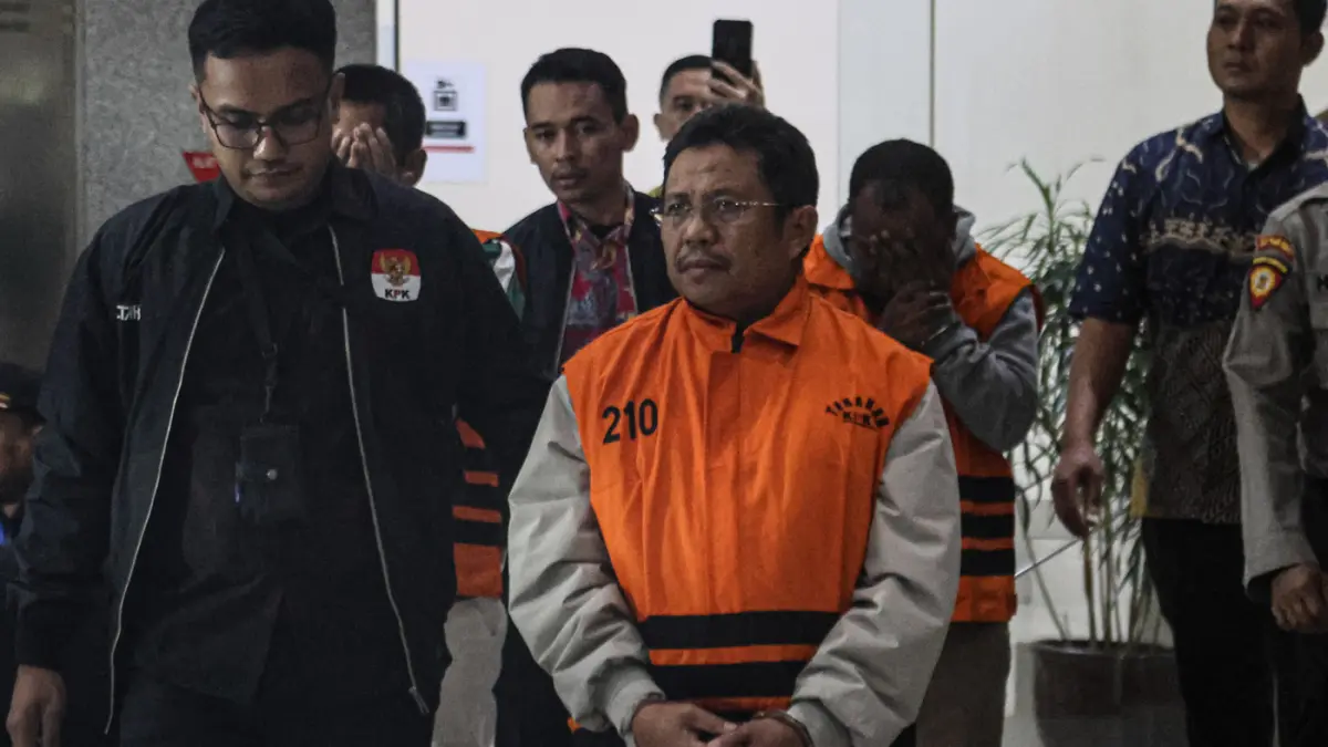 Bupati Lombok Barat Lalu Ahmad Zaini (depan) memakai rompi orange berjalan keluar dari Gedung KPK, Jakarta, Selasa (21/07/2026). (Hanung Hambara/ Jawa Pos)