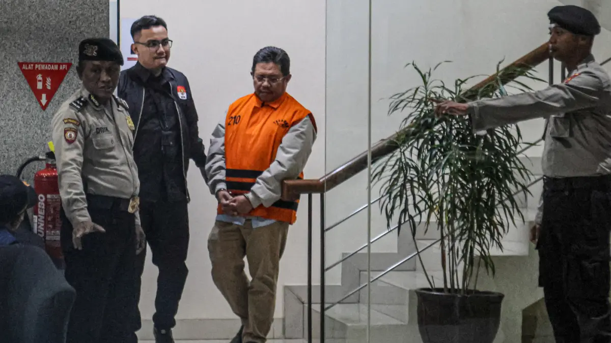 Bupati Lombok Barat Lalu Ahmad Zaini (depan) memakai rompi orange berjalan keluar dari Gedung KPK, Jakarta, Selasa (21/07/2026). (Hanung Hambara/ Jawa Pos)