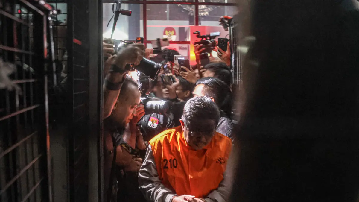 Bupati Lombok Barat Lalu Ahmad Zaini (depan) memakai rompi orange berjalan keluar dari Gedung KPK, Jakarta, Selasa (21/07/2026). (Hanung Hambara/ Jawa Pos)