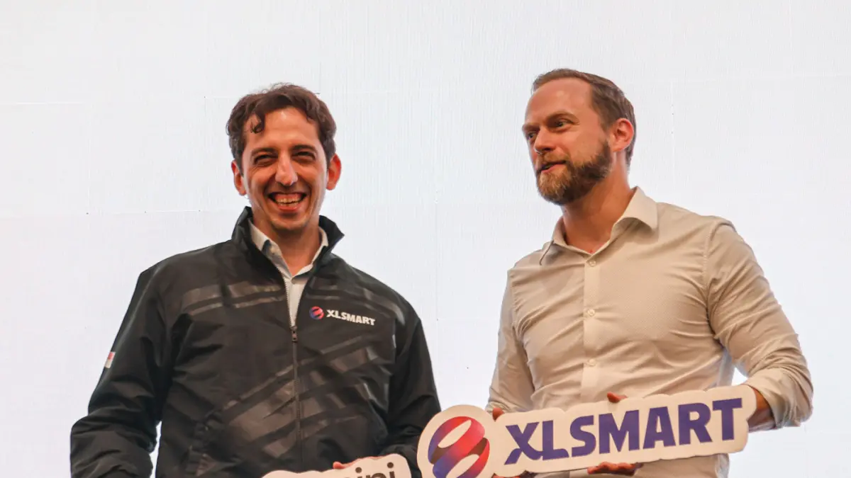 Chief Marketing Officer XLSMART Alfons Bosch Sansa (kiri) bersama dengan Director Gemini Strategy David Rokeach berfoto dalam acara press conference kolaborasi antara XLSMART dengan Google di Jakarta, Selasa (21/07/2026). (Hanung Hambara/ Jawa Pos)