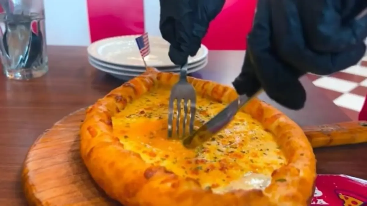 Ilustrasi cheese boat Pizza/YouTube @10bestid - Image
