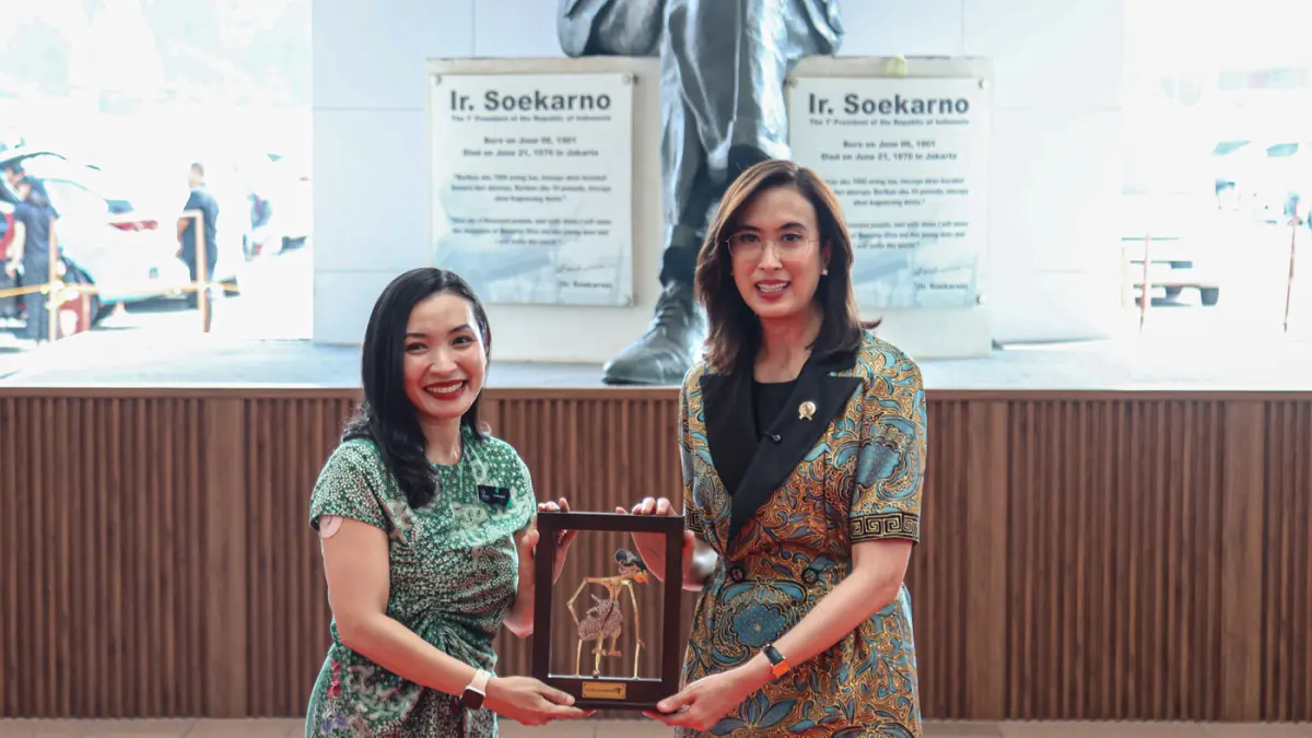 Menteri Pariwisata Widiyanti Putri (kanan) menerima token of appreciation dari Country General Manager PT Pamerindo Indonesia Lia Indriasari saat pembukaan Pameran ProPak Indonesia 2026 di JIEXPO Kemayoran, Jakarta, Selasa (21/07/2026). (Hanung Hambara/ J