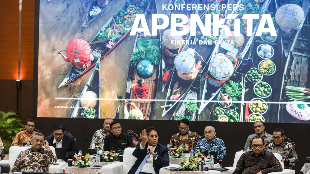 Menteri Keuangan Purbaya Yudhi Sadewa (tengah) bersama Wakil Menteri Keuangan Suahasil Nazara (kiri) dan Wakil Menteri Keuangan Juda Agung pada konferensi pers APBN KiTa di Jakarta, Selasa (21/7/2026). (Salman Toyibi/Jawa Pos)