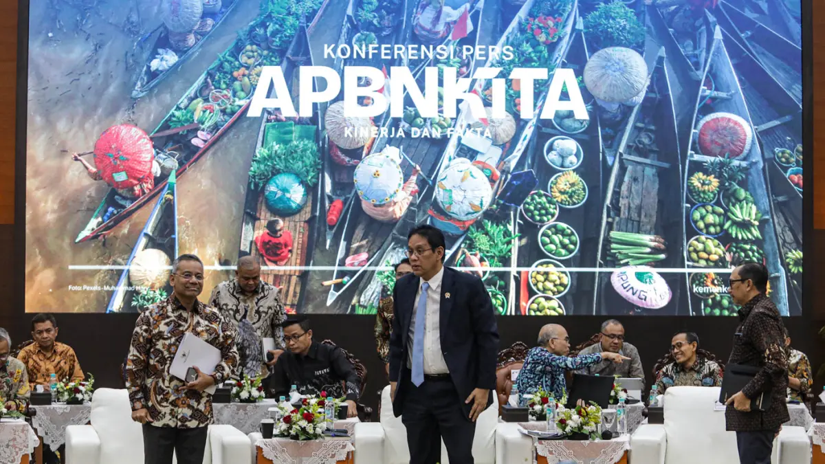 Menteri Keuangan Purbaya Yudhi Sadewa (tengah) bersama Wakil Menteri Keuangan Suahasil Nazara (kiri) dan Wakil Menteri Keuangan Juda Agung pada konferensi pers APBN KiTa di Jakarta, Selasa (21/7/2026). (Salman Toyibi/Jawa Pos)
