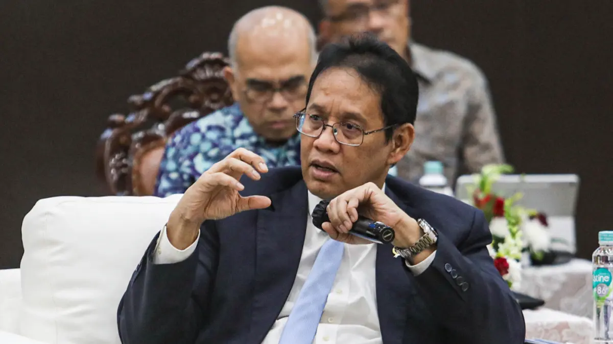 Menteri Keuangan Purbaya Yudhi Sadewa (tengah) bersama Wakil Menteri Keuangan Suahasil Nazara (kiri) dan Wakil Menteri Keuangan Juda Agung pada konferensi pers APBN KiTa di Jakarta, Selasa (21/7/2026). (Salman Toyibi/Jawa Pos)