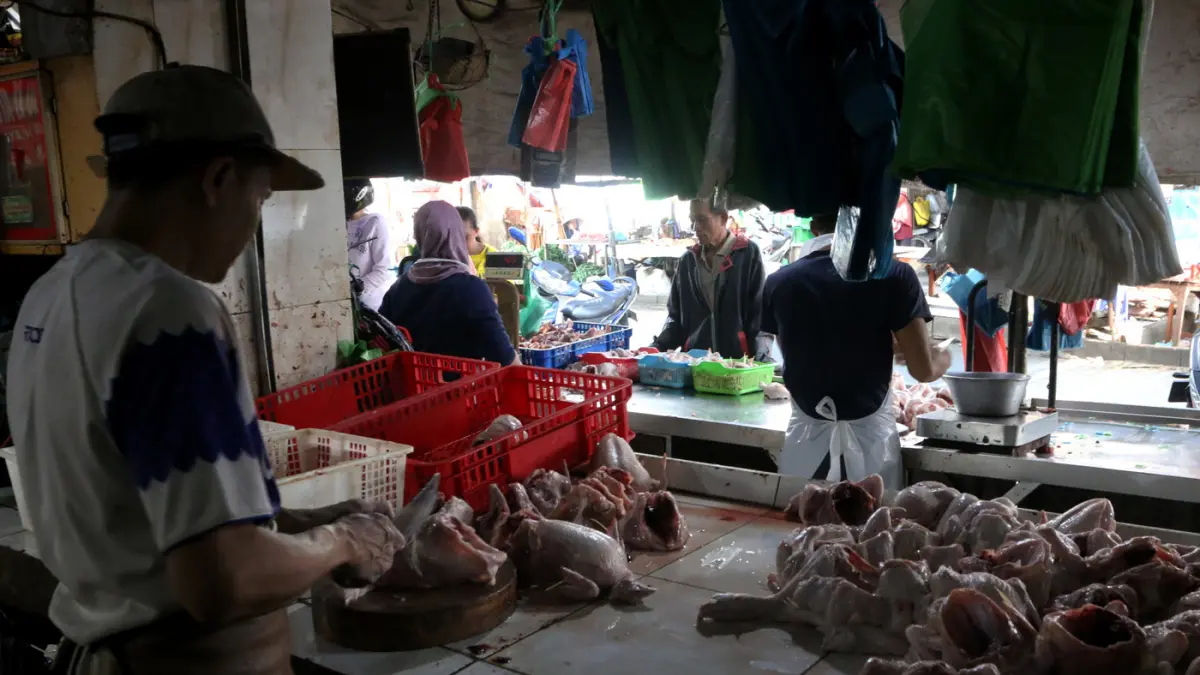 Pedagang saat mempotong ayam di Pasar Peterongan,Kota Semarang,Jawa Tengah,Selasa (21/7/2026). (Nur Chamim/Jawa Pos Radar Semarang)