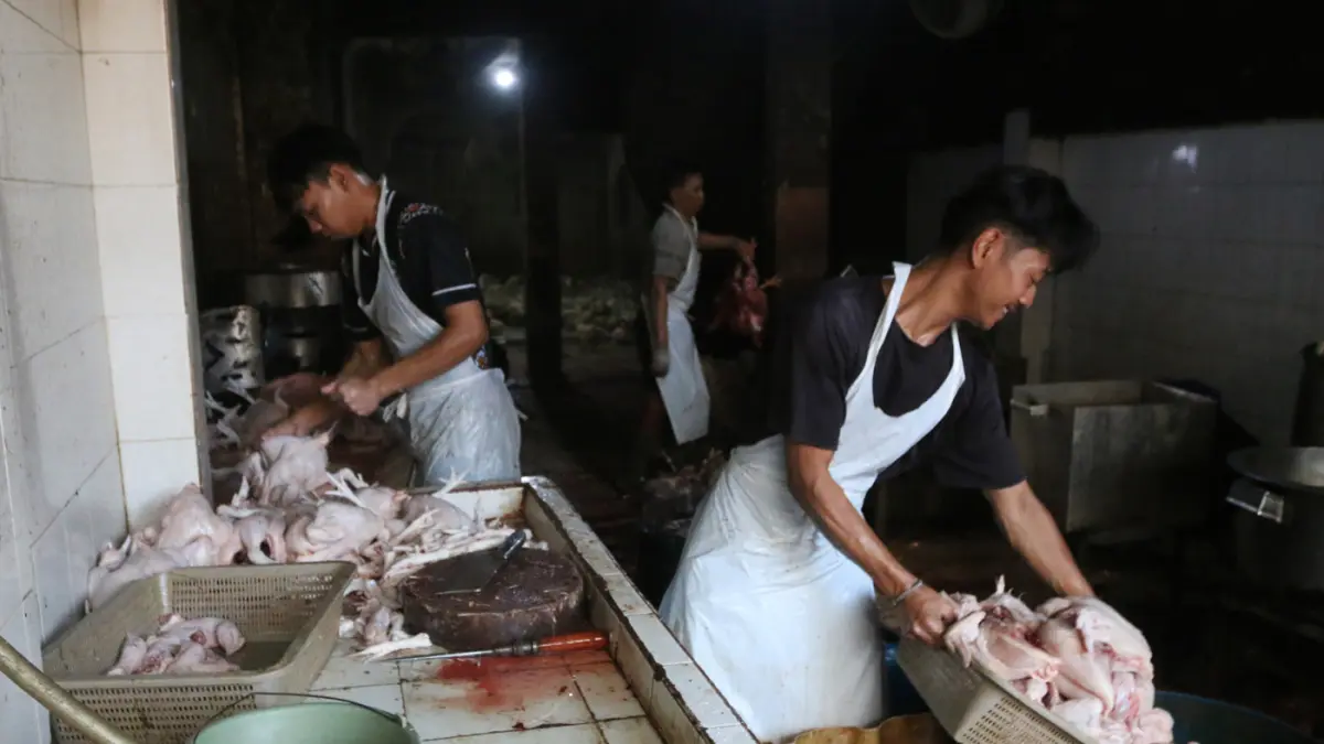 Pekerja membersihkan ayam potong di Rumah Potong Hewan (RPH) UD Budi Berkah di Pasar Peterongan,kota Semarang,Jawa Tengah, Selasa (21/7/2026). (Nur Chamim/Jawa Pos Radar Semarang)