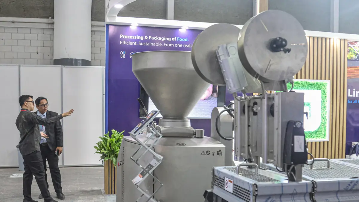 Pengunjung melihat ragam alat untuk industri makanan dan minuman dalam Pameran ProPak Indonesia 2026 di JIEXPO Kemayoran, Jakarta, Selasa (21/07/2026). (Hanung Hambara/ Jawa Pos)