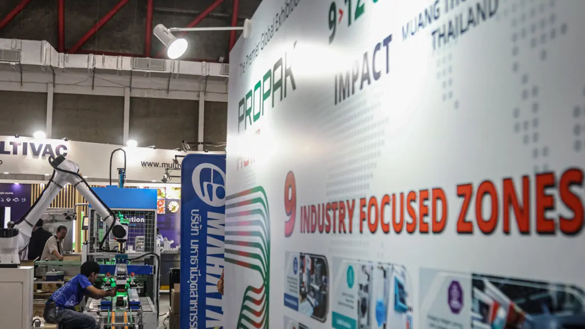Pengunjung melihat ragam alat untuk industri makanan dan minuman dalam Pameran ProPak Indonesia 2026 di JIEXPO Kemayoran, Jakarta, Selasa (21/07/2026). (Hanung Hambara/ Jawa Pos)