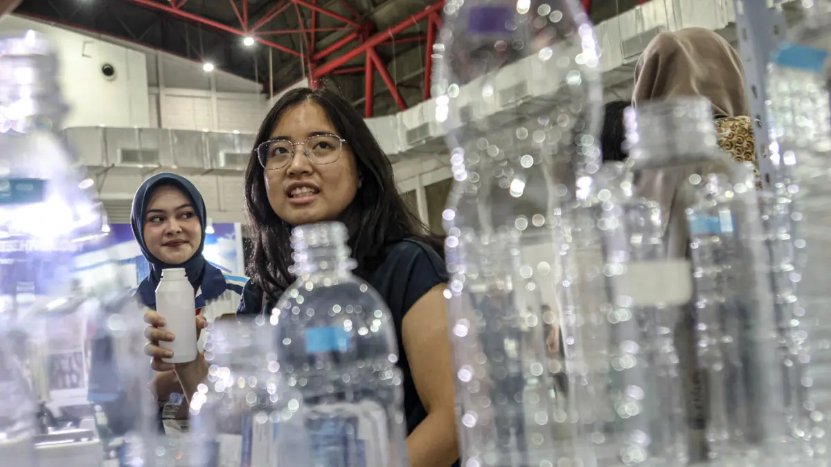 Pengunjung melihat ragam alat untuk industri makanan dan minuman dalam Pameran ProPak Indonesia 2026 di JIEXPO Kemayoran, Jakarta, Selasa (21/07/2026). (Hanung Hambara/ Jawa Pos)