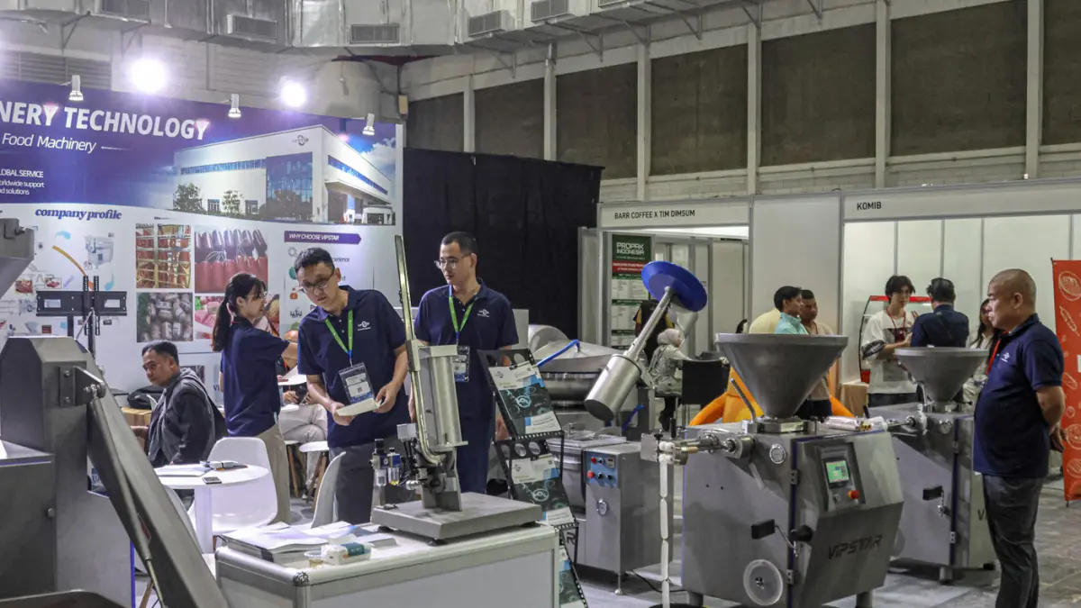 Pengunjung melihat ragam alat untuk industri makanan dan minuman dalam Pameran ProPak Indonesia 2026 di JIEXPO Kemayoran, Jakarta, Selasa (21/07/2026). (Hanung Hambara/ Jawa Pos)