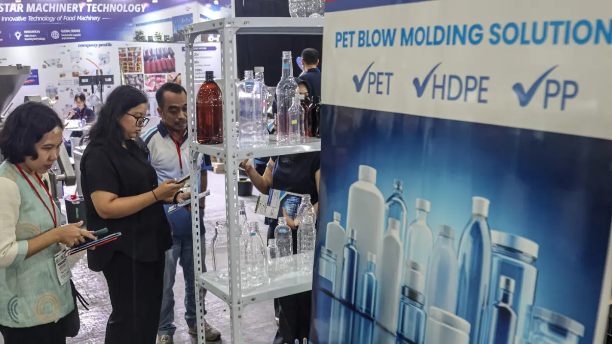 Pengunjung melihat ragam alat untuk industri makanan dan minuman dalam Pameran ProPak Indonesia 2026 di JIEXPO Kemayoran, Jakarta, Selasa (21/07/2026). (Hanung Hambara/ Jawa Pos)
