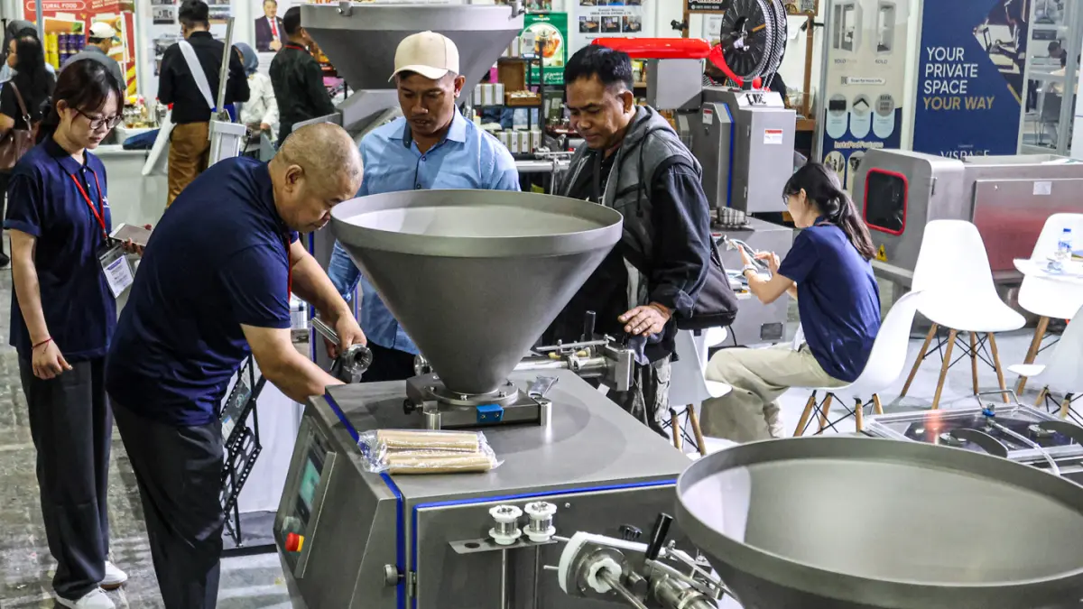 Pengunjung melihat ragam alat untuk industri makanan dan minuman dalam Pameran ProPak Indonesia 2026 di JIEXPO Kemayoran, Jakarta, Selasa (21/07/2026). (Hanung Hambara/ Jawa Pos)
