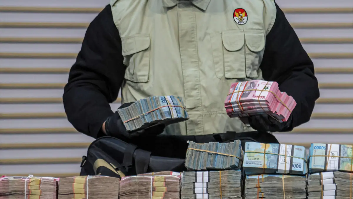 Petugas menunjukan barang bukti berupa uang hasil OTT Bupati Lombok Barat saat konferensi pers di Gedung KPK, Jakarta, Selasa (21/07/2026). (Hanung Hambara/ Jawa Pos)