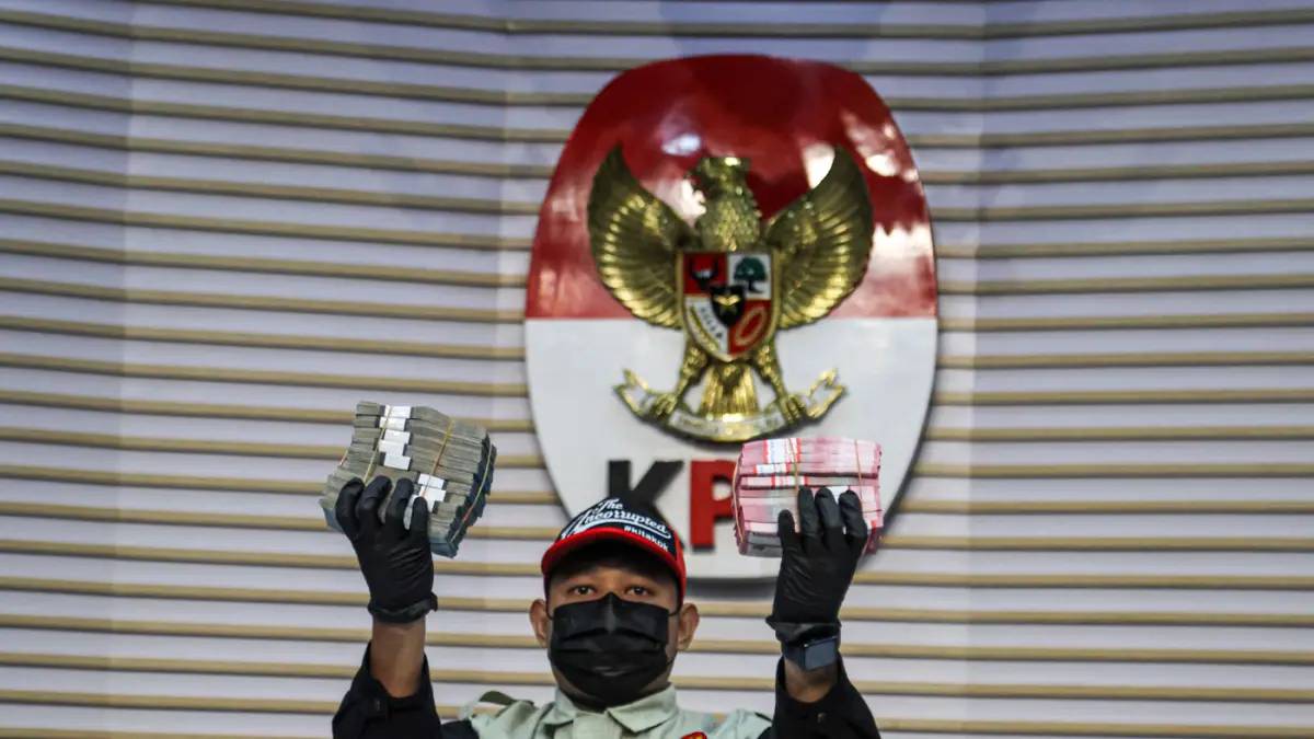 Barang Bukti Hasil OTT Bupati Lombok Barat - Image