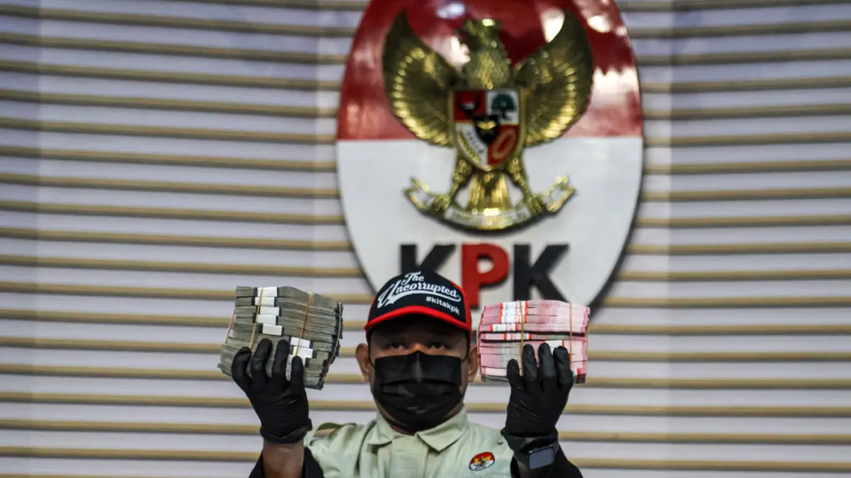 Petugas menunjukan barang bukti berupa uang hasil OTT Bupati Lombok Barat saat konferensi pers di Gedung KPK, Jakarta, Selasa (21/07/2026). (Hanung Hambara/ Jawa Pos)
