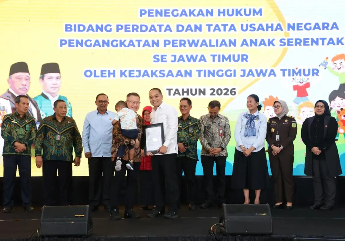 Salinan penetapan perwalian secara simbolis diserahkan Wakil Kepala Kejati Jawa Timur Luhur Istighfar, kepada Wali Kota Surabaya Eri Cahyadi, dalam acara di Convention Hall Arief Rahman Hakim, Surabaya, Kamis (16/7/2026). (Istimewa)