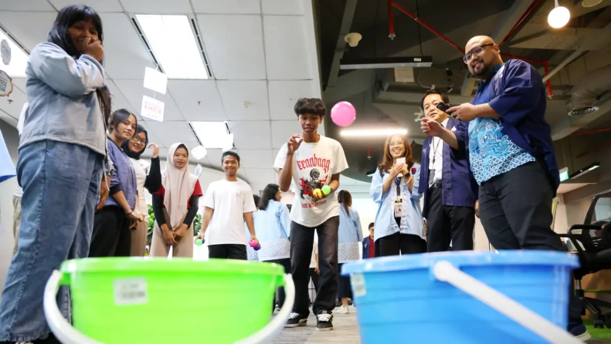 Siswa SMP dampingan ISCO Foundation mengikuti permainan reflektif melempar bola ke dalam keranjang pada kegiatan "Berani Punya Cita-Cita" di kantor pusat MSIG Life, Jakarta.