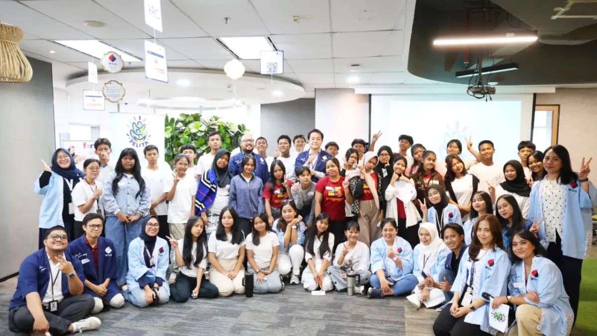 (Tengah) Eiji Takahashi, Director & Chief Financial Officer MSIG Life berfoto bersama karyawan MSIG Life, tim ISCO Foundation, dan 36 siswa SMP dampingan ISCO Foundation, pada kegiatan "Berani Punya Cita-Cita"