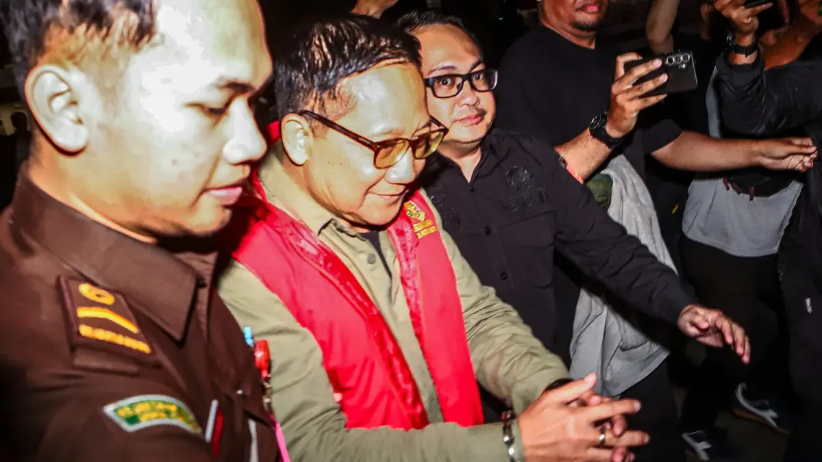Tersangka mantan Dirut Kebun Binatang Surabaya, Choirul Anwar saat digelandang ke kantor Kejati Jatim, Jalan Ahmad Yani, Surabaya. (Riana Setiawan/ Jawa Pos) - Image