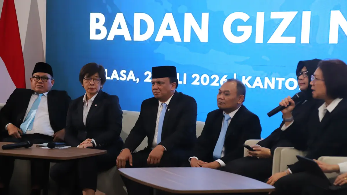 Wakil Kepala Badan Gizi Nasional (BGN) Agustina Arumsari bersama Trenggono mengumumkan lima pejabat baru BGN di kantor BGN, Jakarta Pusat, Selasa (21/7/2026). (Dery Ridwansah/ JawaPos.com)