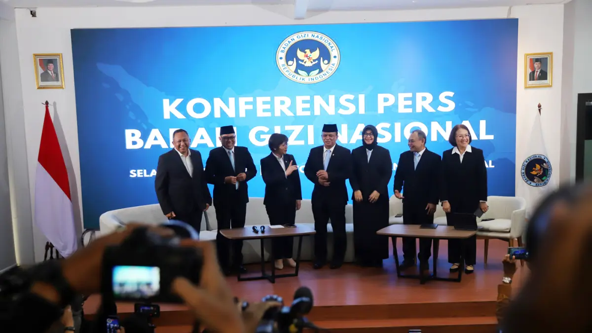 Wakil Kepala Badan Gizi Nasional (BGN) Agustina Arumsari bersama Trenggono mengumumkan lima pejabat baru BGN di kantor BGN, Jakarta Pusat, Selasa (21/7/2026). (Dery Ridwansah/ JawaPos.com)