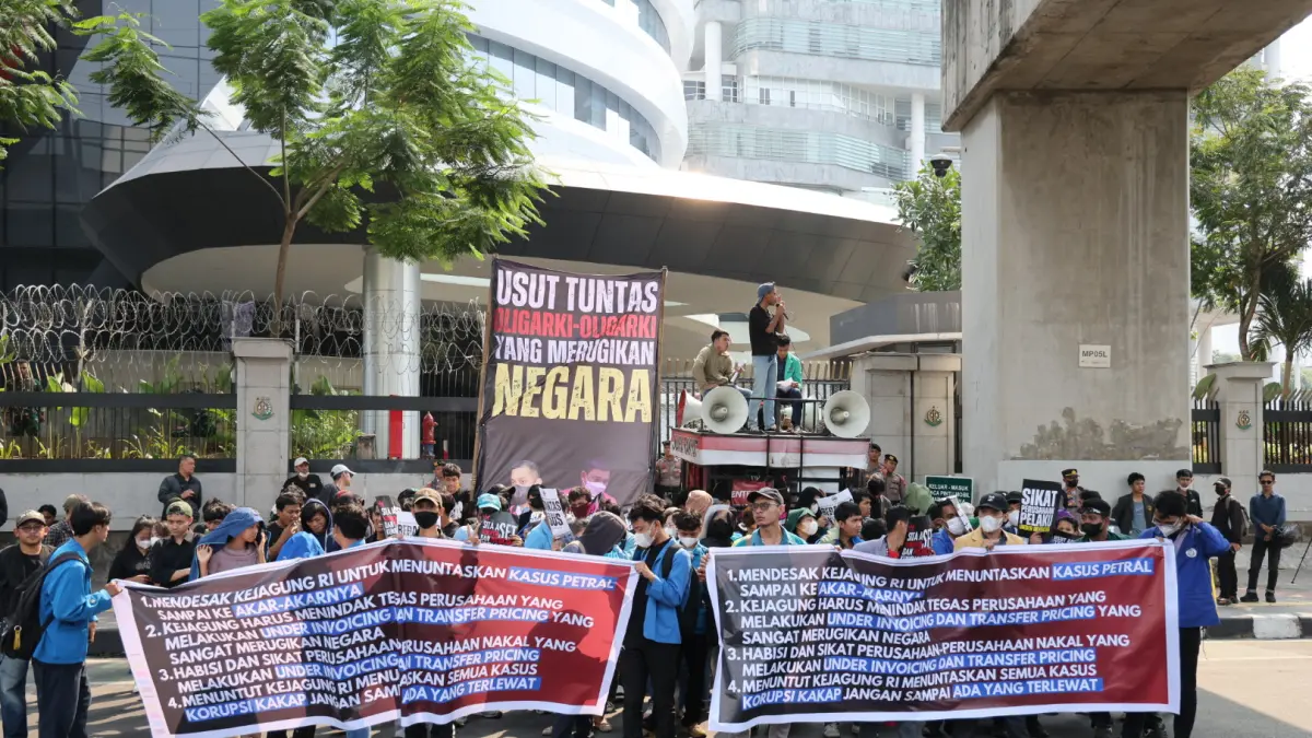 Puluhan massa aksi demonstrasi di depan Gedung Kejaksaan Agung (Kejagung) RI, Jakarta Selatan, Kamis (23/7/2027). Dalam aksinya mereka mendesak penuntasan kasus korupsi Petral dan perburuan tersangka Riza Chalid yang masih buron. (Dery Ridwansah/ JawaPos.