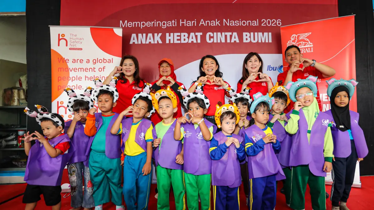 President Director and Chief Executive Officer (CEO) Generali Indonesia Rebecca Tan (tengah) bersama (dari kiri) Chief Product Management and Marketing Officer Generali Indonesia Jong Wie Siu, Founder Komunitas Ibu Profesional (Yayasan Jarimatika) Septi P