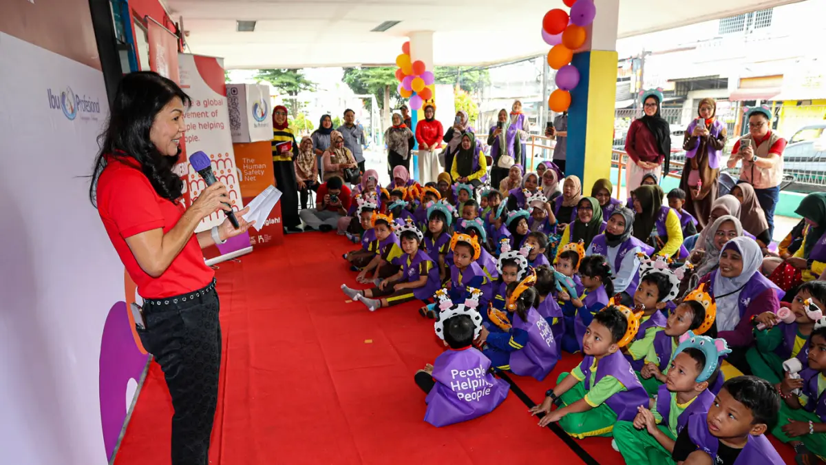President Director and Chief Executive Officer (CEO) Generali Indonesia Rebecca Tan memberikan sambutan saat kegiatan edukasi keberlanjutan bertema “Anak Hebat Cinta Bumi” di Ruang Publik Terpadu Ramah Anak (RPTRA) Bunga Rampai, Duren Sawit, Jakarta, Rabu