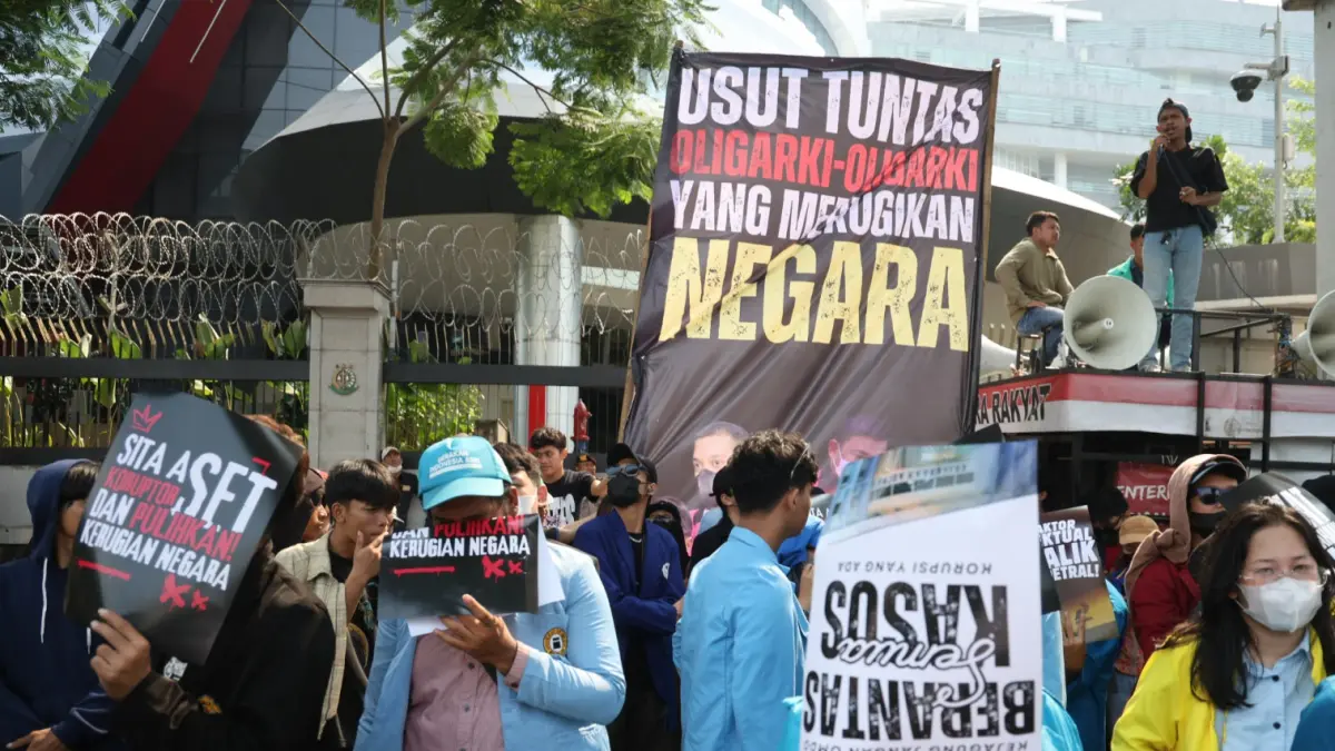 Puluhan massa aksi demonstrasi di depan Gedung Kejaksaan Agung (Kejagung) RI, Jakarta Selatan, Kamis (23/7/2027). Dalam aksinya mereka mendesak penuntasan kasus korupsi Petral dan perburuan tersangka Riza Chalid yang masih buron. (Dery Ridwansah/ JawaPos.