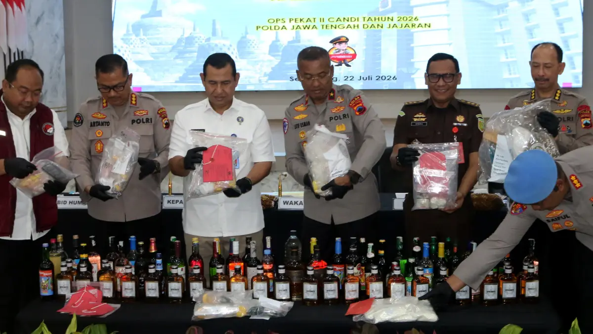 Wakapolda Jawa Tengah Brigjen Pol Latif Usman (ketiga kanan) bersama Kepala Badan Narkotika Nasional (BNN) Provinsi Jawa Tengah Brigjen Pol Agus Rohmat (ketiga kiri) beserta jajaran menunjukkan barang bukti narkotika saat rilis pemusnahan barang bukti nar