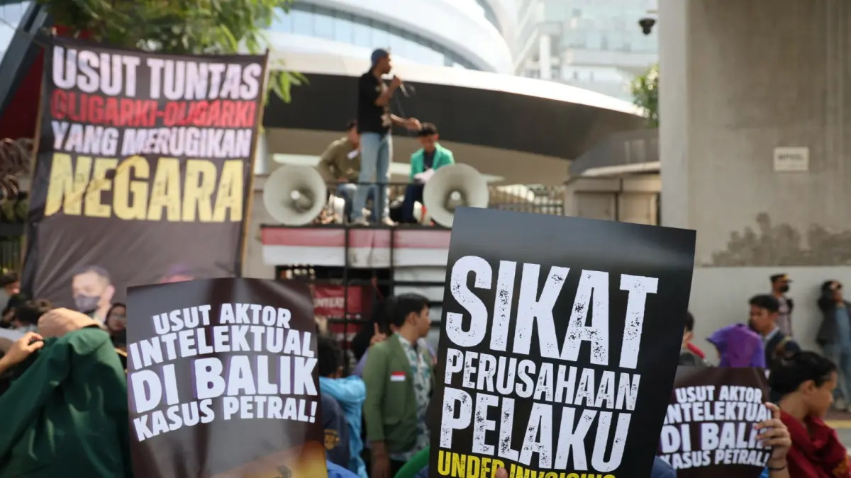 Puluhan massa aksi demonstrasi di depan Gedung Kejaksaan Agung (Kejagung) RI, Jakarta Selatan, Kamis (23/7/2027). Dalam aksinya mereka mendesak penuntasan kasus korupsi Petral dan perburuan tersangka Riza Chalid yang masih buron. (Dery Ridwansah/ JawaPos.