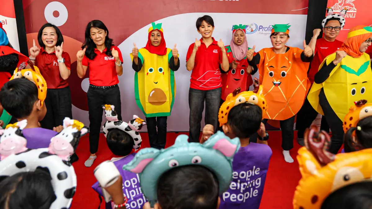 President Director and Chief Executive Officer (CEO) Generali Indonesia Rebecca Tan (kedua kiri) bersama manajemen Generali Indonesia dan anak-anak menari dan bernyanyi saat kegiatan edukasi keberlanjutan bertema “Anak Hebat Cinta Bumi” di Ruang Publik Te