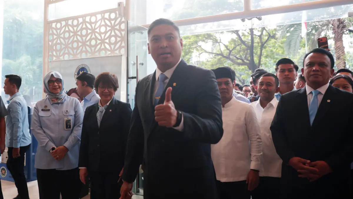 Kepala Badan Gizi Nasional (BGN) Sudaryono menyapa wartawan saat tiba di Kantor BGN, Jakarta, Rabu (22/7/2026). (Dery Ridwasah/ JawaPos.com)