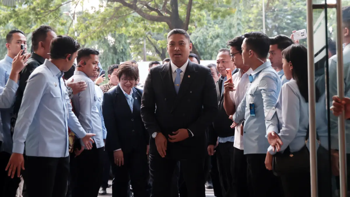 Kepala Badan Gizi Nasional (BGN) Sudaryono menyapa wartawan saat tiba di Kantor BGN, Jakarta, Rabu (22/7/2026). (Dery Ridwasah/ JawaPos.com)