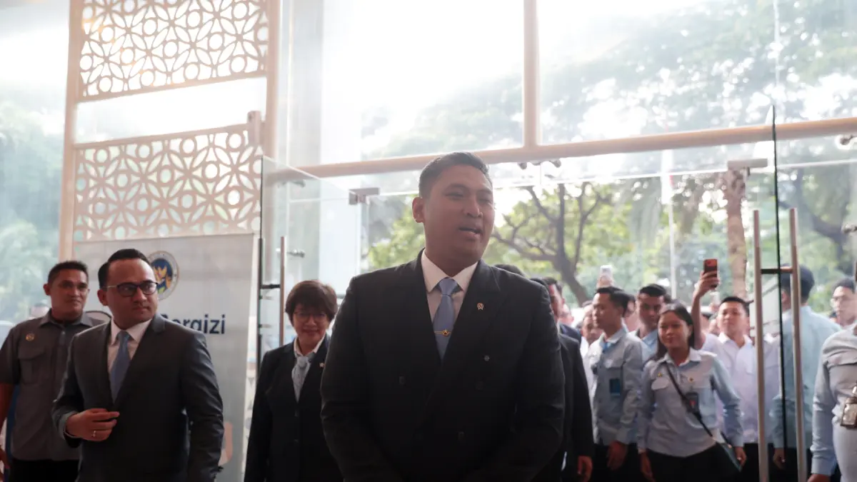 Kepala Badan Gizi Nasional (BGN) Sudaryono menyapa wartawan saat tiba di Kantor BGN, Jakarta, Rabu (22/7/2026). (Dery Ridwasah/ JawaPos.com)