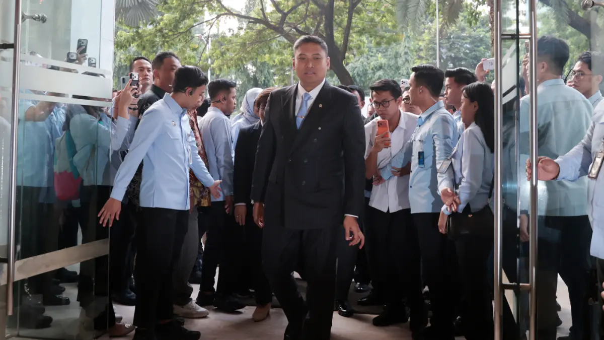 Kepala Badan Gizi Nasional (BGN) Sudaryono menyapa wartawan saat tiba di Kantor BGN, Jakarta, Rabu (22/7/2026). (Dery Ridwasah/ JawaPos.com)